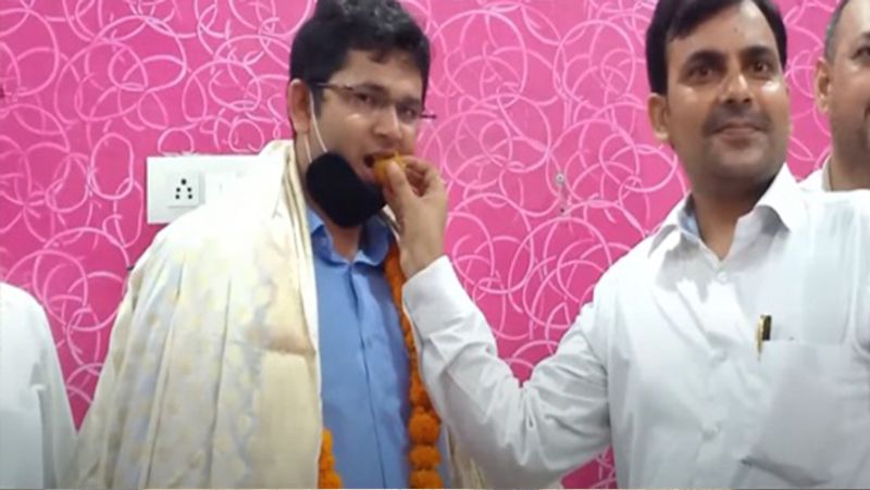 दीपक अपने छोटे भाई अंकित के साथ प्रयागराज में रहकर सिविल सर्विसेज की तैयारी कर रहे हैं। दीपक इलाहाबाद यूनिवर्सिटी से पीजी करने के बाद रिसर्च कर रहे हैं। उन्होंने UPPCS-2018 में सफलता हासिल करते हुए डिप्टी एसपी का पद हासिल करने में सफलता पाई है।