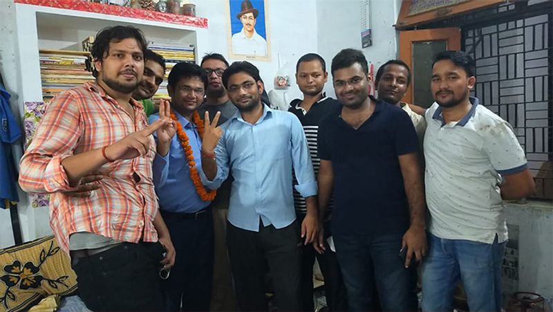 उन्होंने बताया कि उनकी बहन आकांक्षा बीएड कर रही हैं। उसकी पढाई का खर्च और घर के रोजमर्रा के खर्च के लिए भी पिता जी की सैलरी पर ही डिपेंड रहना पड़ता है। लेकिन पिता जी कम सैलरी के बाद भी बुलंद हौसलों के साथ डटे हुए हैं। उनका बस एक सपना है कि अपने सारे बच्चों को अच्छी शिक्षा दिलाकर काबिल बनाना है।