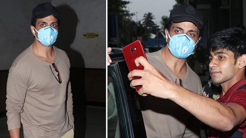 सोनू सूद (sonu sood) फैन्स के सेल्फी क्लिक करवाते हुए।