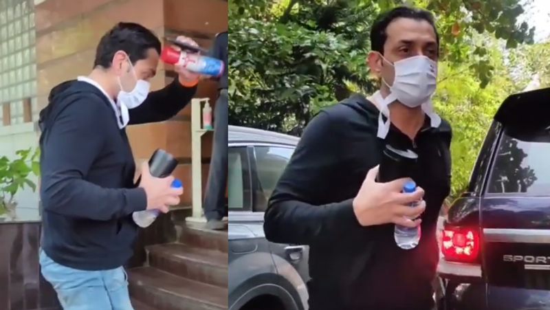 बॉबी देओल (bobby deol) हाथों में पानी की बोतल और चेहरे पर मास्क लगाए नजर आए।