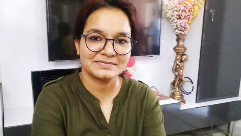 इस बता का सता रहा था डर...
अनुज को इस बात का डर था कि कहीं हरियाणा के कैंडिडेट को यूपी में अच्छे नंबर मिलेंगे भी या नहीं। भर्ती में ट्रांसपरेंसी होगी या नहीं। जब अनुज ने उत्तर प्रदेश लोक सेवा आयोग परीक्षा में टॉप किया तो उसको यकीन नहीं हुआ। की वह पहले स्थान पर आ सकती हैं, लेकिन जब भाई और पिता ने बताया तो उनको यकीन हुआ।समझाने लगीं। कहा बेटा चिंता मत करो तुमने मेहनत अच्छी की है तो रिजल्ट भी अच्छा ही आएगा। 