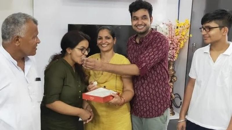 रिजल्ट आने से पहले कमरे में बैठी रो रही थीं
बता दें कि रिजल्ट आने से एक घंटा पहले अनुज कमरे में बैठी रो रही थीं। उन्हें रोना इस बात पर आ रहा था कि पता नहीं यूपी लोक सेवा आयोग के परिणामों में उनका क्या होगा। कहीं पिछली बार की तरह वह असफल तो नहीं हो जाएंगी। जब उनकी मां ने उनको रोते देखा तो वह बेटी को समझाने लगीं। कहा बेटा चिंता मत करो तुमने मेहनत अच्छी की है तो रिजल्ट भी अच्छा ही आएगा। 