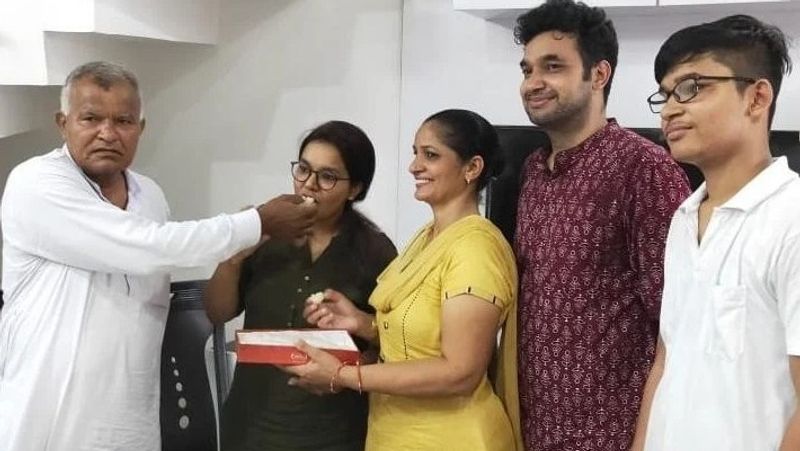 अनुज ने खुद बताया कैसे रचा यह इतिहास
अपनी सफलता के बारे में बात करते हुए अनुज ने मीडिया को बताया कि वह करीब 6 साल से इस परीक्षा की तैयारी कर रही हैं। 2014 में यूपीएससी की तैयारी शुरू की थी। दो बार वह मेन्स एग्जाम तक पहुंच चुकी थीं, लेकिन वह क्लियर नहीं हो पा रहा था। इसके लिए मैं रोज 9 से 10 घंटे पढ़ाई करती थी। यूपीएससी के लिए कोचिंग भी ली, लेकिन एक साल से घर पर ही तैयारी कर रही थी। 