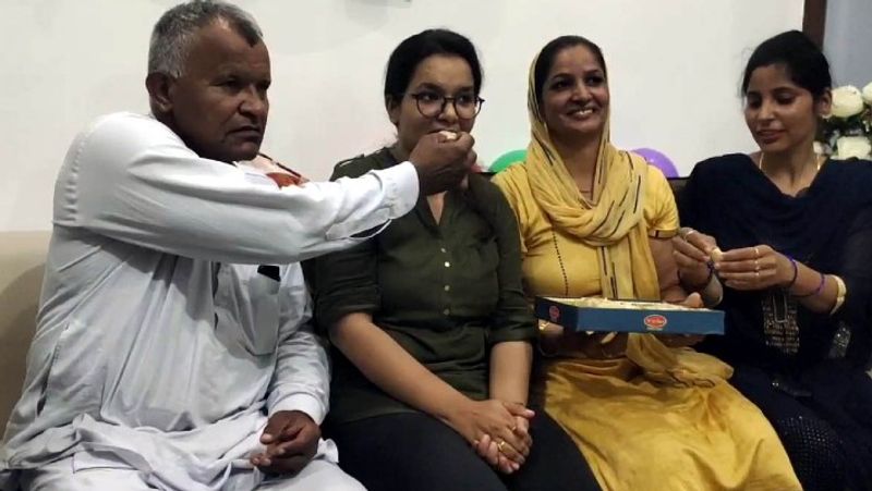 अपने बड़े भाई से ली कुछ बनने की सीख
अनुज ने अपने बडे भाई विकास से सीख लेकर इतनी मेहनत की है। वह बताती हैं कि विकास भैया अपनी पढ़ाई के लिए बेहद समर्पित रहते थे। वह दिन रात सिर्फ पढ़ाई पढ़ाई ही करते थे। वह हर एग्जाम में हमेशा पहले स्थान पर आते थे। इसी कराण उन्होंने रोहतक पीजीआई से मास्टर ऑफ सर्जरी पूरी की है। मैंने भी सोच लिया था कि मुझे भी अपने भैया की ही तरह ही मेहनत करना होगा।तभी जिंदगी में कुछ हासिल कर सकूंगी।
