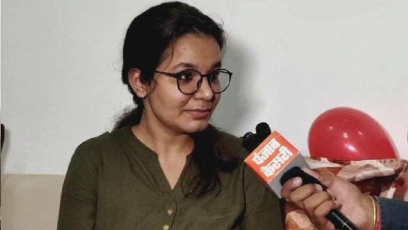 इस सपने को पूरा करना चाहती हैं अनुजा
अनुज ने अपनी 12वीं तक की पढ़ाई पानीपत के केंद्रीय विद्यालय से की है। इसके बाद दिल्ली यूनिवर्सिटी के हंसराज कॉलेज से साइंस स्ट्रीम में ग्रेजुएशन की। फिर वह यूपीएससी की परीक्षा की तैयारी में जुट गईं, अब 6 साल बाद उनको यह सफलता मिली। हालांकि उनका कहना है कि अभी रुकना नहीं है, मेरा सपना तो आईएएस बनने का है, जो एक दिन वह बनकर रहूंगी।