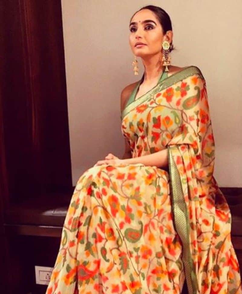रागिनी को दोबारा यूरिन सैंपल देना होगा
रागिनी को दोबारा यूरिन सैंपल देना होगा। सीसीबी ने इस घटना का जिक्र मजिस्ट्रेट से किया और हिरासत की मांग की। मजिस्ट्रेट ने सीसीबी को अपील को मान लिया है और रागिनी की हिरासत में तीन दिन के लिए बढ़ा दिया है।
