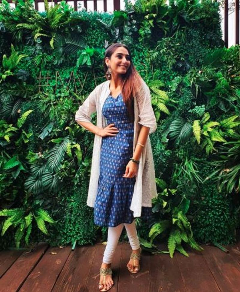 यूरिन में पानी मिलाने से क्या होता है?
यूरिन में पानी मिलाने से यूरिन का तापमान कम हो जाता है। यह शरीर के तापमान के बराबर हो जाता है। रिपोर्ट में खुलासा किया गया है कि एक बार रागिनी ने झांसा देने की कोशिश की। इसलिए सीसीबी अधिकारी उसे दोबारा टेस्ट के लिए बुलाएंगे।
