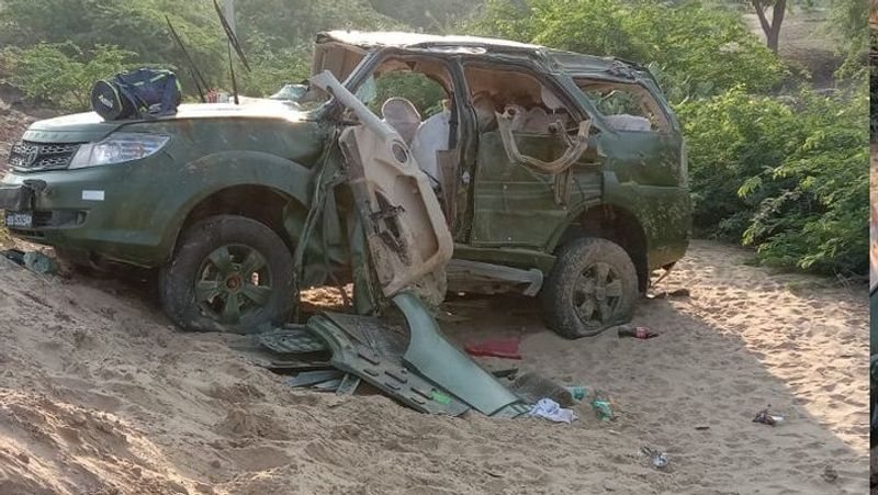 घटना स्थल पर पहुंचे सैरूणा थाना प्रभारी अजय गिरधर ने बताया कि यह हादसा सुबह 7 बजे के करीब हुआ है। हादसे में मारे गए दोनों अफसर कर्नल मनीष चौहान ओर मेजर नीरज शर्मा यूपी के शाहजहांपुर में तैनात थे और वो शनिवार को एक एक्सरसाइज के लिए यहां आ रहे थे। गाय को बचाने के चक्कर में सेना के वाहन का टायर फट गया और वह अनंत्रित होकर पलट गई। जिसमें सवार सभी जवान गंभीर रुप से घायल हो गए। पुलिस पीड़ितों को पीबीएम सरकारी अस्पताल ले जाया गया, जहां डॉक्टर्स ने कर्नल मनीष सिंह चौहान और मेजर नीरज शर्मा को मृत घोषित कर दिया। वहीं दो सैनिकों का इलाज जारी है।