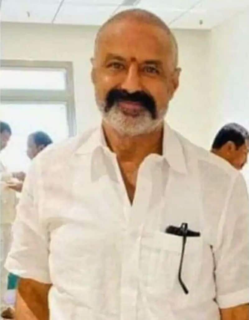 తండ్రి ఎన్టీఆర్ ద్వారా బాలయ్యకు అందంతో పాటు, ఓ లోపం కూడా కూడా సంక్రమించింది, అదే బట్టతల. వారసత్వం కారణంగా బాలయ్యకు థర్టీ ప్లస్ వచ్చే నాటికే జుట్టు సమస్య వచ్చేసింది. దీనితో 90ల కాలం నుండే ఆయన విగ్గు వాడుతున్నాడు.