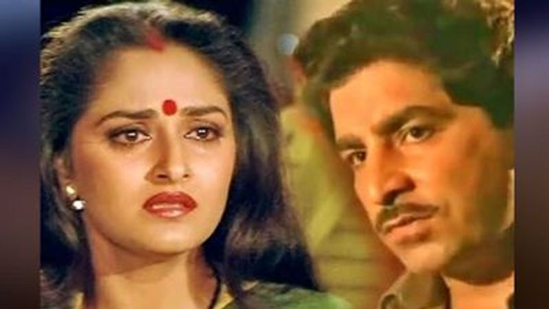 సౌత్ సీనియర్ నటి జయప్రధకు కూడా ఇలాంటి అనుభవమే ఎదురైంది. ఓ సినిమా షూటింగ్లో భాగంగా దిలీప్ తాహిల్ ఆమెను గట్టిగా పట్టుకున్నాడు. దీంతో ఆమె దిలీప్ చెంప పగలగొట్టింది..