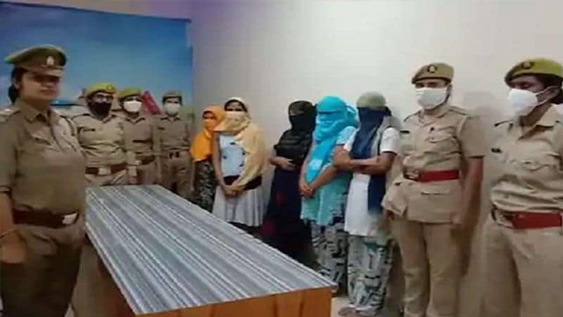 ಬುಧವಾರ ಇವರೆಲ್ಲರಿಗೂ ಕೊರೋನಾ ಟೆಸ್ಟ್ ಮಾಡಿಸಿದ್ದು, ಗುರುಆರ ಸಂಜೆ ರಿಪೋರ್ಟ್ ಬಂದಿದೆ. ಈ ವರದಿಯಲ್ಲಿ ತಲಾ ಒಬ್ಬ ಪುರುಷ ಹಾಗೂ ಮಹಿಳೆಗೆ ಕೊರೋನಾ ಸೋಂಕು ತಗುಲಿರುವುದು ದೃಢಪಟ್ಟಿದ್ದರಿಂದ ಆತಂಕದ ವಾತಾವರಣ ನಿರ್ಮಾಣವಾಗಿದೆ.