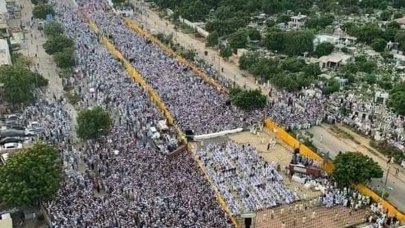 पाकिस्तान के कराची की सड़कों पर बड़ी संख्या में सुन्नी लोग प्रदर्शन करने उतरे। सोशल मीडिया पर #ShiaGenocide ट्रेंड करने लगा। सुन्नी समुदाय शियाओं के खिलाफ कमेंट कर रहे हैं। वहीं, शिया इंसानियत की दुहाई देते दिख रहे हैं। 