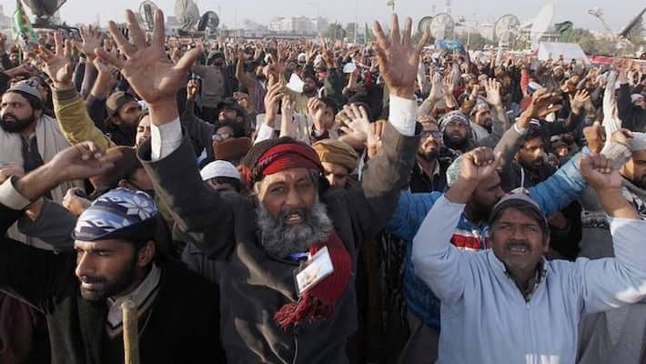 Protesters in Pakistan try to enter French Embassy Protesters in Pakistan try to enter French Embassy