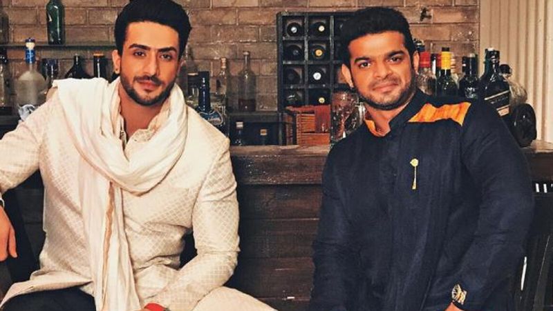 ऐली को इस तरह मस्ती करते देखकर उनके दोस्त करन नहीं रह पाए और उन्होंने कमेंट करके पूछा कि सब मिलकर कहां जा रहे हैं। इस सवाल के जवाब में ऐली ने लिखा- मैं अगले महीने के लिए अभी से तैयारी कर रहा हूं। अगले महीने से आप और मैं मिलकर साथ रहेंगे।