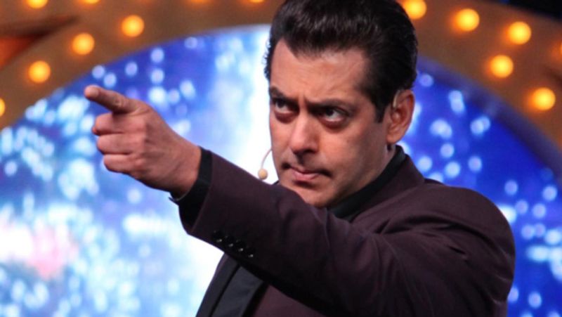सलमान इस बार हफ्ते में सिर्फ एक ही दिन शूटिंग करेंगे, जिसमें वो दो एपिसोड शूट कर लेंगे। 1 अक्टूबर को शो का ग्रैंड प्रीमियर एपिसोड शूट होगा, जिसमें सलमान शो में आने वाले सभी कंटेस्टेंट्स से मिलवाएंगे। शो में हिस्सा लेने वाले सभी सेलेब्स और कॉमनर्स को शूटिंग से पहले क्वारांटाइन करने के साथ ही उनका कोरोना टेस्ट भी होगा।