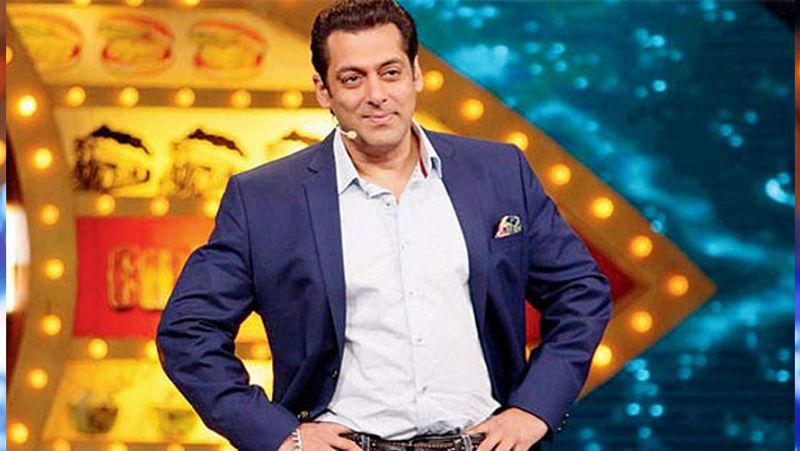 वहीं रिपोर्ट की मानें तो मेकर्स बिग बॉस 14 के समय को कम करने का मन बना रहे हैं। शो 4 अक्टूबर से रात 10.30 बजे ऑन एयर हो सकता है। इस बार के एक एपिसोड की लंबाई केवल आधा घंटा ही होगी। हालांकि, सलमान भी इस बात को लेकर हैरान हैं। माना जा रह है कि शो का टाइम घटाने के पीछे की वजह कोरोना वायरस है।