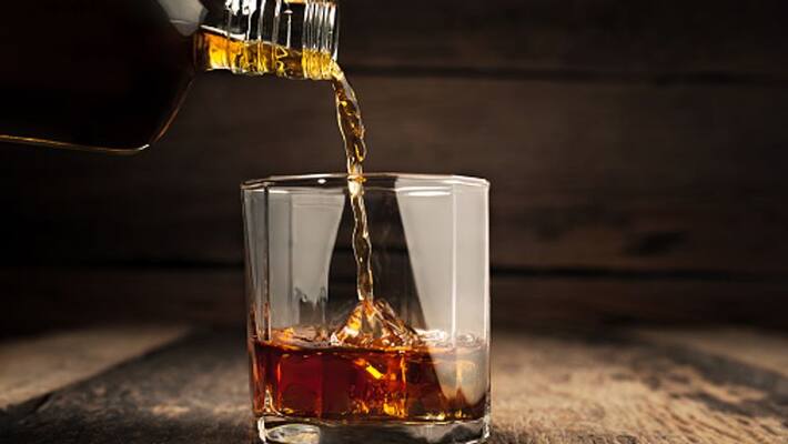 Drunk man in Noida found dead after falling asleep in car with AC on nra Drunk man in Noida found dead after falling asleep in car with AC on nra