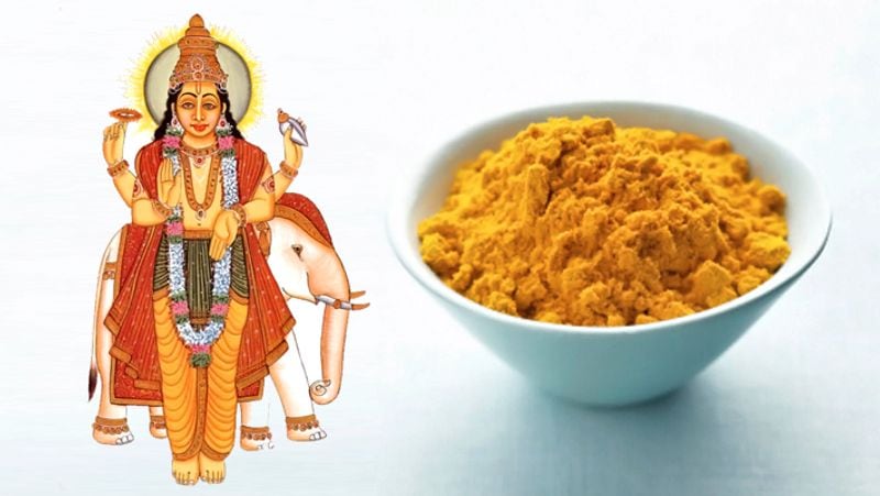 2. ज्योतिष शास्त्र के अनुसार, हल्दी गुरु ग्रह से संबंधित है, इसलिए जिन लोगों की कुंडली में गुरु अशुभ हो, उन्हें साबूत हल्दी एक पीले कपड़े में बांधकर गले या बाजू में ताबीज की तरह पहनना चाहिए। इससे गुरु के दोष कम होते हैं।
