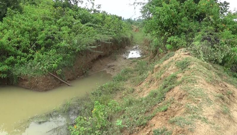 man has carved out a canal to take rainwater to home village in bihar