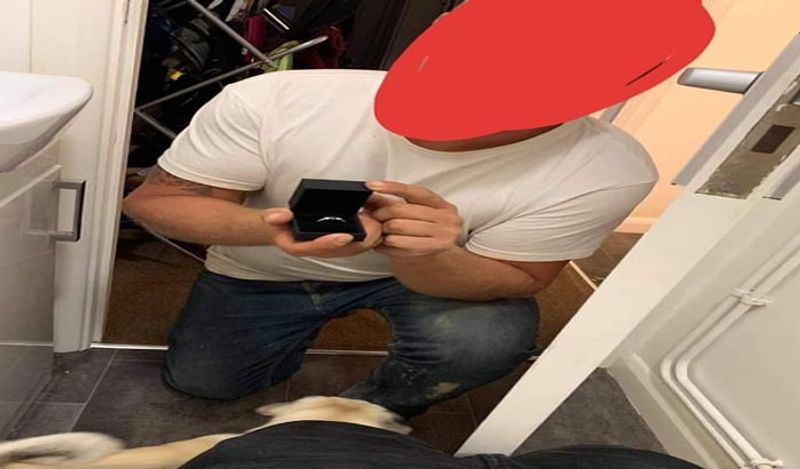 सोशल मीडिया पर एक होने वाले दूल्हे की तस्वीर काफी वायरल हो रही है। इस शख्स का सोशल मीडिया पर काफी मजाक बनाया जा रहा है। और इसके पीछे वजह है उसका अपनी प्रेमिका को शादी के लिए प्रपोज करने का तरीका। 