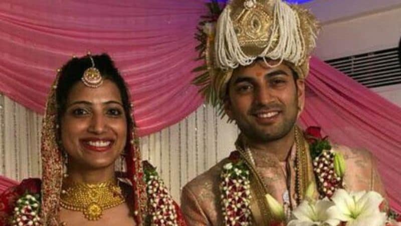 साल 2018 में अपनी शादी के दौरान पति और आईपीएस अफसर के साथ आईएएस अधिकारी आम्रपाली काटा।