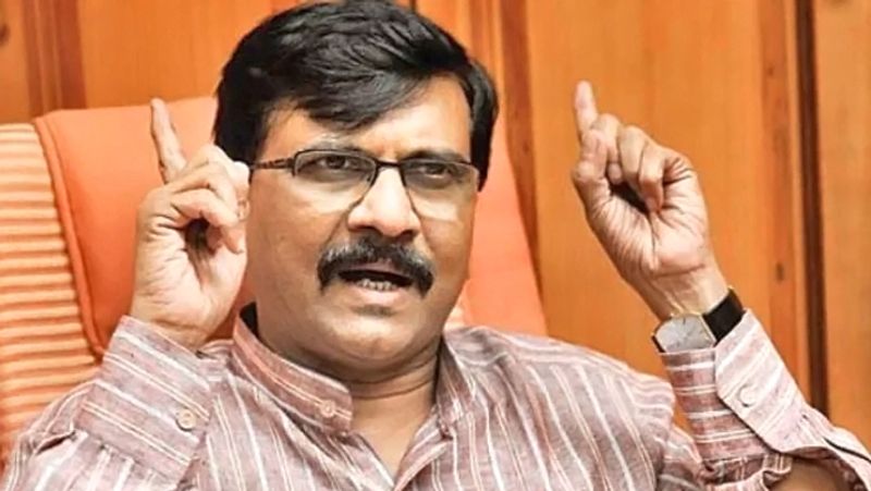 संजय राउत ने कहा, पहले मुंबई को पाकिस्तान बताती है और जब उसी पाकिस्तान में गैरकानूनी तरीके से हुए निर्माण पर सर्जिकल स्ट्राइक होती है तो छाती पीटती है। पूरी फिल्म इंडस्ट्री को न सही, लेकिन आधी इंडस्ट्री को तो मुंबई के अपमान के खिलाफ आवाज उठानी चाहिए थी।