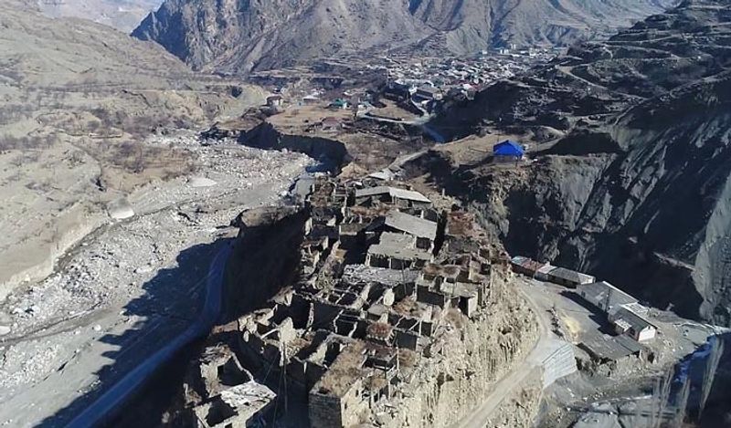 इस गांव के घरों के दरवाजे और दीवार की डिजाइन को देखकर आर्ट का पता चलता है। 