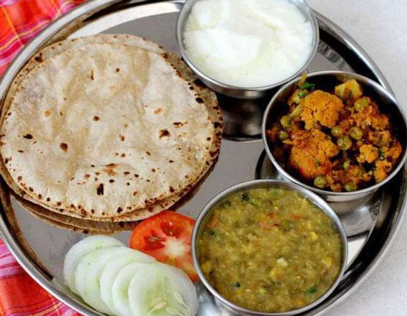 <p>প্রতিদিন সকালে প্রাতরাসের অন্তত একঘণ্টা আগে আর রাতের বেলা - দিনে মোট দুবার গরম জল দিয়ে গুলে ১২ গ্রাম করে চবনপ্রাস দেওয়া হত। পরীক্ষা শেষ হওয়ার ৩০তম দিনেও দেখা গেছে কোনও ব্যক্তি করোনাভাইরাসে আক্রান্ত হননি। </p>