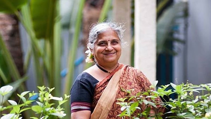 हालांकि, फोटो पुरानी है लेकिन सुधा मूर्ति हर साल परोपकारी कार्य के तहत अपने जयनगर, बेंगलुरु के पास स्थित राघवेंद्र स्वामी मंदिर में आयोजित होने वाले राघवेंद्र अराधनाउत्सव में तीन दिनों के लिए कार सेवा करती है।