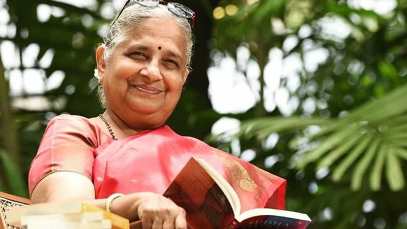 वे अपने सहयोगी की मदद से सब्जियों और चावल की बड़ी बोरियों को मंदिर के स्टोर रूम में पहुंचाने में मदद करती हैं।