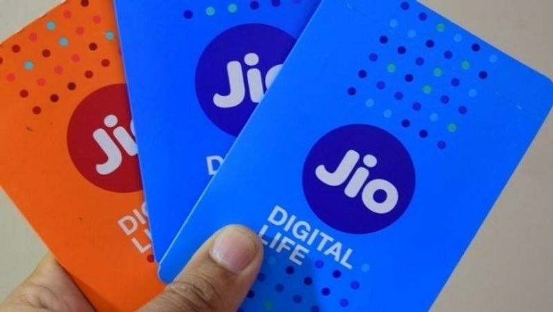 फैक्ट चेक
वायरल पोस्ट में किए जा रहे दावे की पड़ताल के लिए हमने सबसे पहले रिलायंस जियो की आधिकारिक वेबसाइट व ऐप पर इस ऑफर के बारे में ढूंढा, लेकिन हमें वहां ऐसा कोई ऑफर नहीं मिला।
इसके बाद हमने वायरल पोस्ट के साथ मौजूद लिंक पर क्लिक किया तो हमसे इस पर कुछ जानकारियां मांगी गईं। हालांकि,पूछी गई तमाम जानकारियां देने के बाद भी जब हमें फ्री रीचार्ज मिलता नहीं दिखा। 