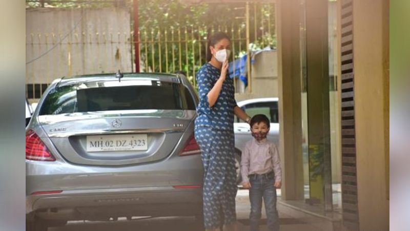 बता दें कि करीना कभी-कभार बेटे को घूमाने घर से बाहर निकलती है।