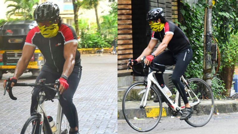 फरहान अख्तर (farhan akhtar) मुंबई की सड़कों पर साइकिल चलाते नजर आए।
