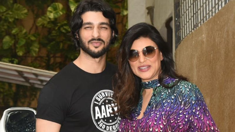 सुष्मिता सेन (sushmita sen) ब्वॉयफ्रेंड के साथ पोज देती नजर आईं। 