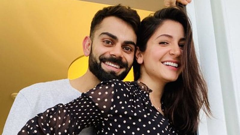 इस पोस्ट के साथ दोनों ने अपनी एक फोटो पोस्ट की। जिसमें अनुष्का ब्लैक पोल्का डॉट ड्रेस में नजर आईं। तस्वीर में अनुष्का का बेबी बंप नजर आ रहा है। बता दें कि अनुष्का जनवरी, 2021 में बेबी को जन्म देंगी।