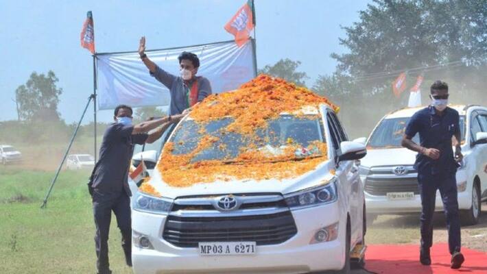 madhya pradesh bjp mp jyotiraditya scindia campaigned assembly by election through police car KPR madhya pradesh bjp mp jyotiraditya scindia campaigned assembly by election through police car KPR