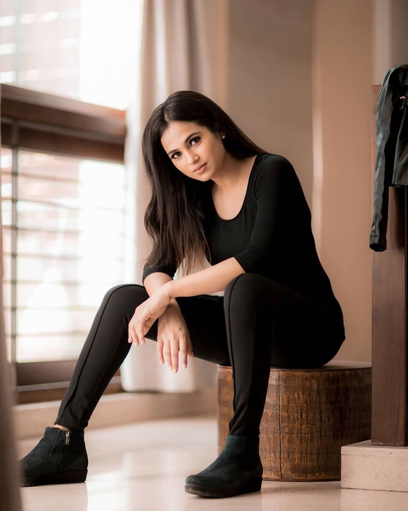 Actress Ramyapandiyan Hot Black Dress Photo Shoot going viral in Social media