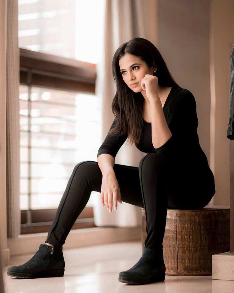 Actress Ramyapandiyan Hot Black Dress Photo Shoot going viral in Social media