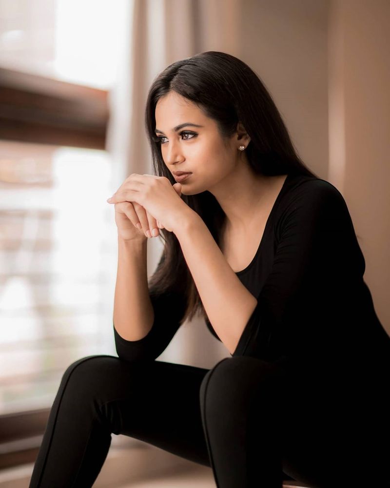 Actress Ramyapandiyan Hot Black Dress Photo Shoot going viral in Social media