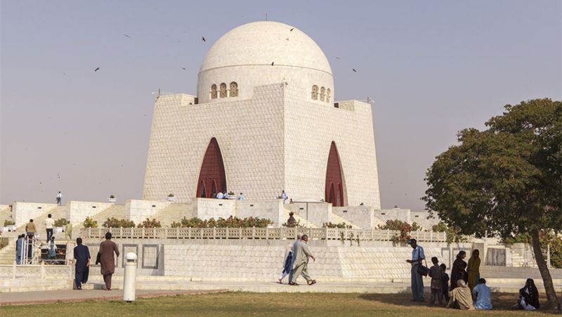 पाकिस्तान
भारत के पड़ोसी देश पाकिस्तान (Pakistan) में भी हिंदी भाषा का इस्तेमाल किया जाता है। वैसे तो यहां अंग्रेजी और उर्दू को ऑफीशियल भाषाओं में शामिल किया गया है। पर यहां पंजाबी, सिंधी, पास्तो, बलूची और हिंदी भाषाएं भी बोली जाती हैं। 