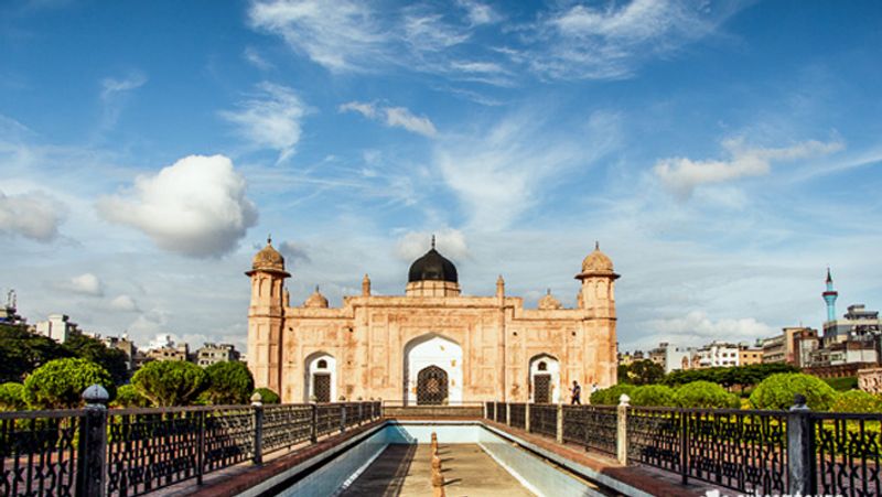 बांग्लादेश
बांग्लादेश (Bangladesh) की ऑफीशियल भाषा तो बंग्ला है। पर यहां इंग्लिश के साथ हिंदी भी बोली जाती है। 