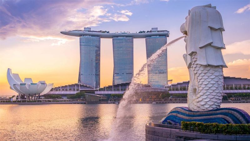 सिंगापुर
सिंगापुर (Singapore) में भी कई लोग हिंदी बोलते है। वैसे तो यहां कि ऑफीशियल भाषा माले और अंग्रेजी है। पर यहां तमिल, मेंड्रेन के साथ हिंदी भी बोली जाती है। 