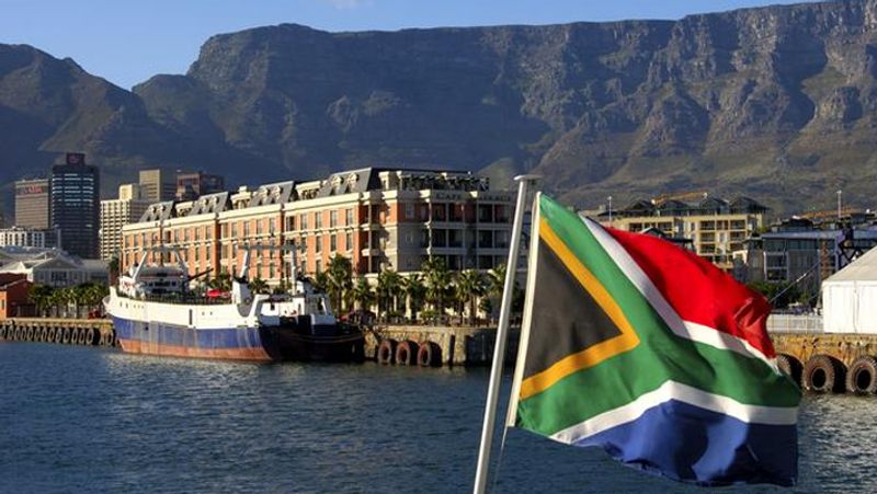 साउथ अफ्रीका
साउथ अफ्रीका (South Africa) में अंग्रेजी और अफ्रीकन ऑफीशियल भाषा है। पर यहां अन्य कई क्षेत्रिय भाषाओं के साथ हिंदी भी बोली जाती है। 