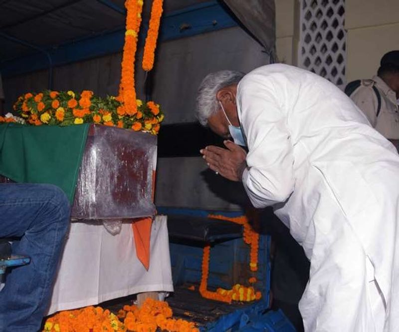 रघुवंश की सादगी का किस्सा उनके केंद्रीय मंत्री रहने के दौरान का है। कहते हैं कि एक बार उन्हें अशोका रोड स्थित आवास से उद्योग मंत्रालय तक जाना जाना था। वो समय से तैयार हो गए, मगर ड्राइवर नहीं पहुंचा। फिर क्या था। रघुवंश बाबू पैदल ही उद्योग मंत्रालय के लिए निकल गए। सुरक्षाकर्मी भी साथ-साथ पैदल चल रहे थे। हालांकि मंत्रालय पहुंचने से ठीक पहले ड्राइवर गाड़ी लेकर पहुंचा। 