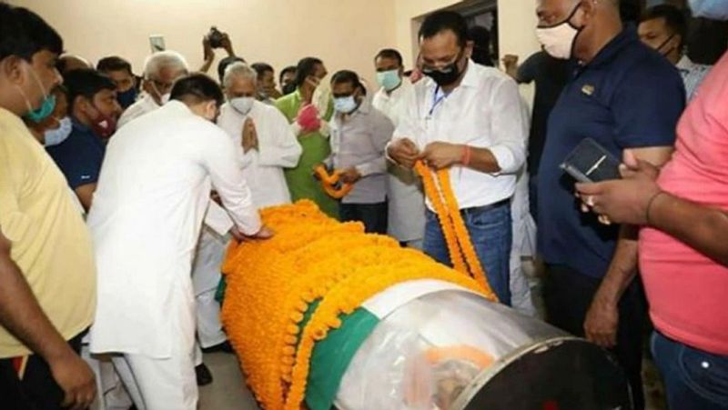 दिबांग ने लिखा, "मंत्री थे तो कई बार नौ-बजे का बुलेटिन खत्म कर उनसे मिलने जाता। पूरा मंत्रालय बंद। सिर्फ मंत्रीजी अपने कमरे में फाइल पढ़ते मिलते। मंत्री होकर इतना पढ़ते हैं? कहते, फाइल पढ़ना ज़रूरी है। अफसर तो कहते हैं सर आप साइन कर दें। तभी, आंकड़े उनको इकाई और दहाई तक याद रहते। ऐसे थे अपने रघुवंशजी।" फोटो: रघुवंश का अंतिम दर्शन करते लोग 