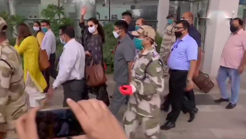 Many big heroes flashed genitals at me after locking van says Kangana Ranaut mah