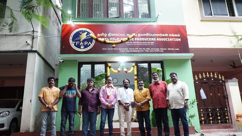 ஏற்கனவே தமிழ் திரைப்பட தயாரிப்பாளர்கள் சங்கம், தென்னிந்திய திரைப்பட வர்த்தக சபை, தென்னிந்திய திரைப்படம் மற்றும் தொலைக்காட்சித் தயாரிப்பாளர்கள் சங்கம் என 3 சங்கங்கள் உள்ள நிலையில், பாரதிராஜா தலைமையில் தமிழ் திரைப்பட நடப்பு தயாரிப்பாளர்கள் சங்கம் என்ற பெயரில் புதிய சங்கம் ஆரம்பாமானது. 