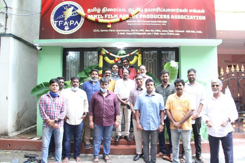 இந்த சங்கத்தில் முதற்கட்டமாக 100 உறுப்பினர்கள் இணைந்துள்ளனர். ஏற்கனவே புதிய சங்கம் சார்பில் தியேட்டர் உரிமையாளர்களுக்கு அதிரடி கோரிக்கை வைக்கப்பட்டு, அதற்கு விநியோகஸ்தர்கள் சங்கமும் ஆதரவு தெரிவித்தது குறிப்பிடத்தக்கது. 