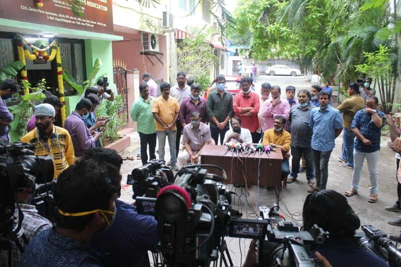 ஆனால் பழைய தயாரிப்பாளர்கள் சங்கத்திற்கோ பஞ்சாயத்து செய்ய மட்டுமே நேரம் இருந்ததாகவும், அதனால் தயாரிப்பாளர்களுக்கு எவ்வித நன்மையும் கிடைக்கவில்லை என குற்றச்சாட்டிய இயக்குநர் பாரதிராஜா, புதிய சங்கம் ஒன்றை அறிமுகம் செய்தார். 