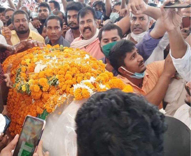 हालांकि रघुवंश बाबू की शवयात्रा में सुरक्षा और पुलिस बल का इंतजाम किया गया था। लेकिन उचक्कों की वजह से कई लोगों की जेबें कटी। हालांकि पुलिस (Bihar Police) की सक्रियता से भीड़ के बीच से ही 7 शातिर उचक्कों को गिरफ्तार भी कर लिया गया। 